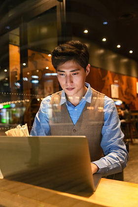 商务男士使用电脑图片