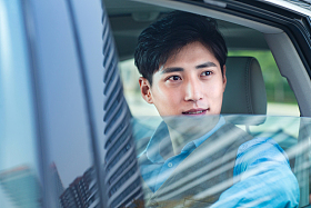 坐在汽车里的商务男士图片