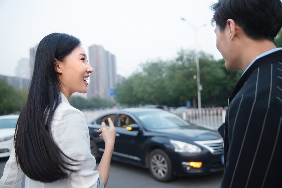 商务人士站马路边打车图片 商务人士站马路边打车图片