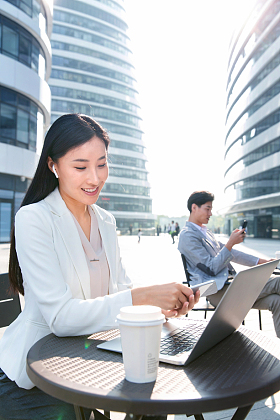 商务女士在室外工作