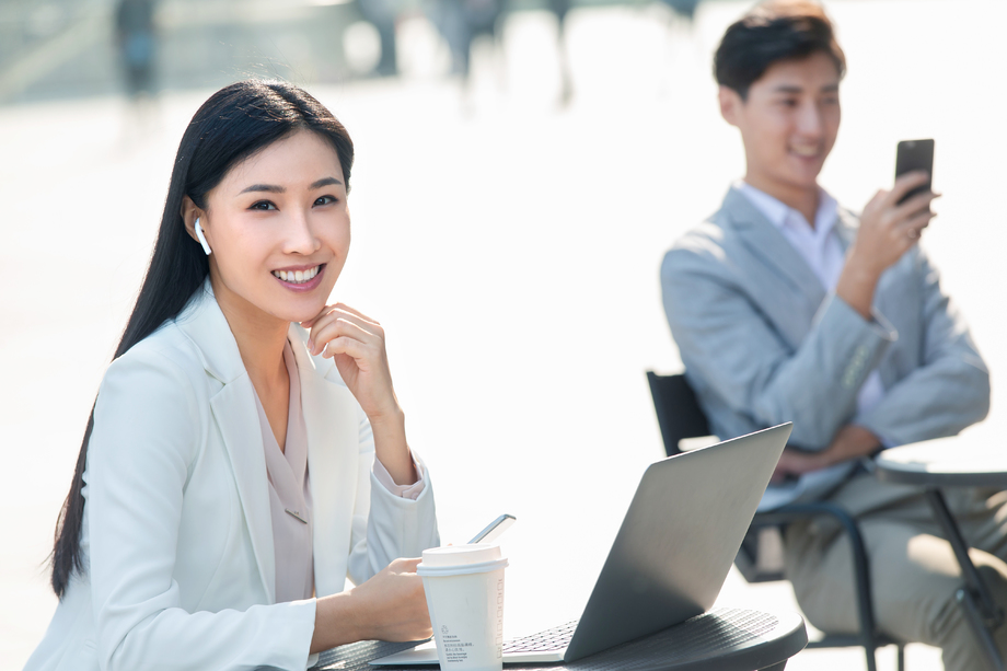 商务女士在室外工作图片