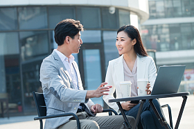 商务人士在露天餐厅里讨论工作