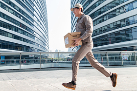 拿着包裹奔跑的快递员