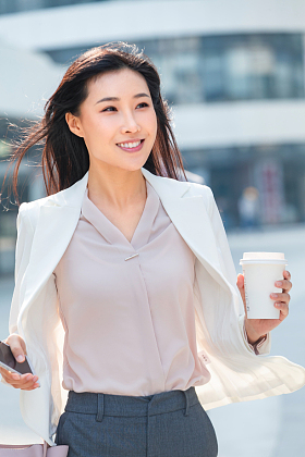 上班路上的青年商务女人
