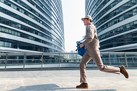 奔跑着送餐的年轻外卖员照片