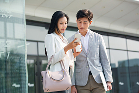 在户外看手机的商务人士