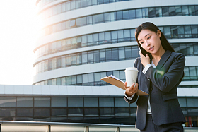 商务女性打电话图片