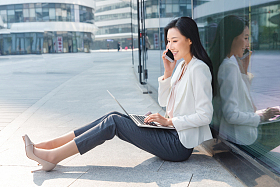 商务女性坐在地上打电话图片