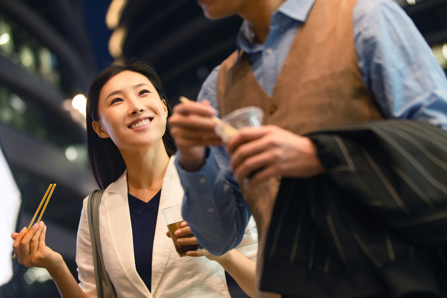 商务人士在户外吃快餐 商务人士在户外吃快餐