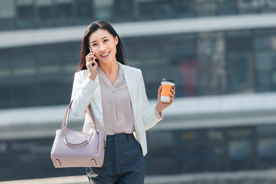 拿着咖啡的商务女性打电话 拿着咖啡的商务女性打电话