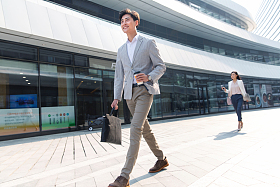 上班路上的青年商务人士