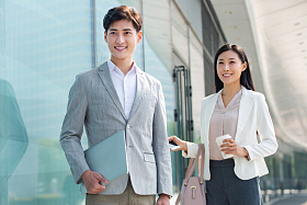 上班路上的青年商务人士图片