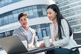 商务人士在露天餐厅里讨论工作