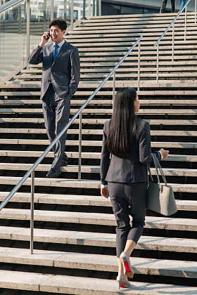 行走在台阶上的商务人士