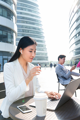 商务女士在室外工作图片