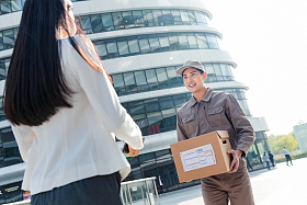 快递员给年轻女人送快递图片