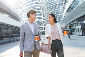 边走路边聊天的商务人士图片