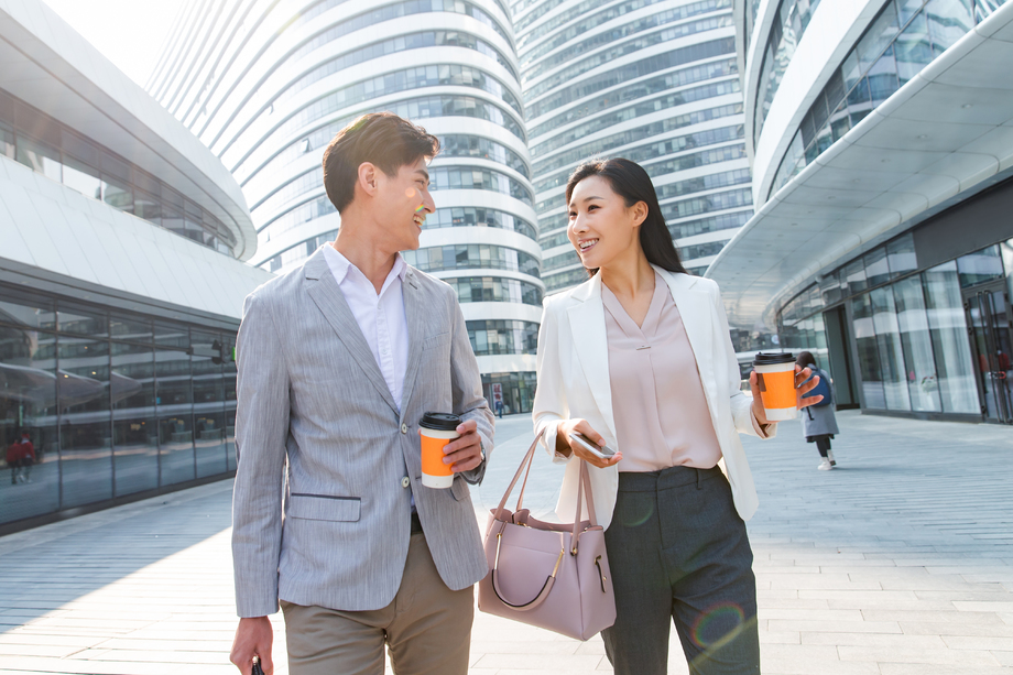 边走路边聊天的商务人士图片 边走路边聊天的商务人士图片