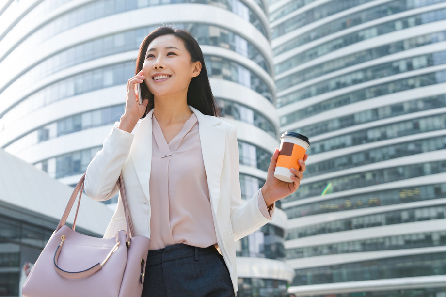 拿着咖啡的商务女性打电话 拿着咖啡的商务女性打电话