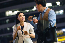 商务人士在户外吃快餐图片