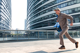 奔跑着送餐的年轻外卖员图片