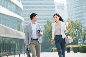 边走路边聊天的商务人士图片