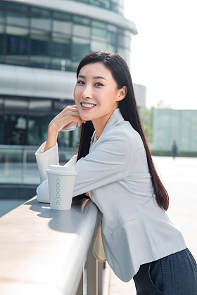 站在户外的商务女士