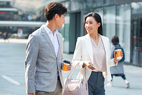 上班路上的青年商务人士图片