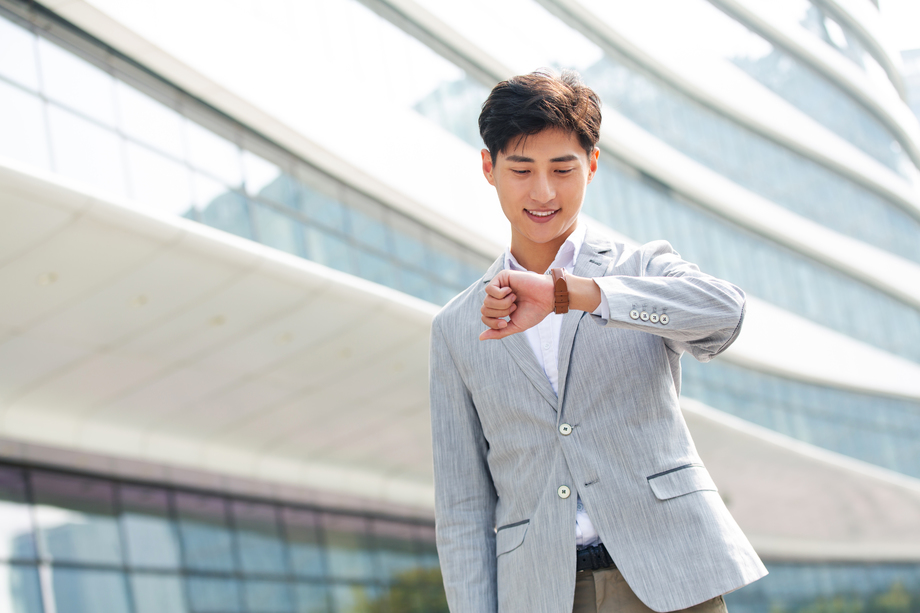 上班路上的商务男士 上班路上的商务男士