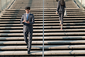 行走在台阶上的商务人士图片