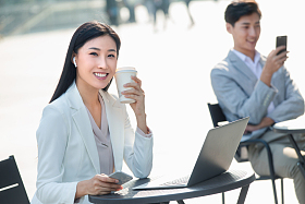 商务女士在室外工作