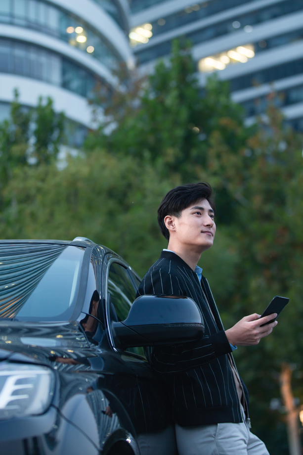 站在汽车旁的商务青年