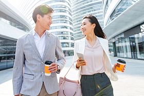 上班路上的青年商务人士图片