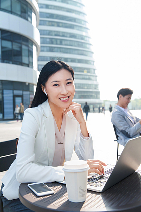 商务女士在室外工作照片