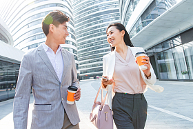 边走路边聊天的商务人士图片