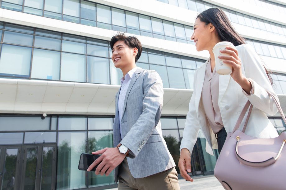 上班路上的青年商务人士 上班路上的青年商务人士