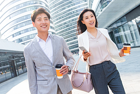 上班路上的青年商务人士