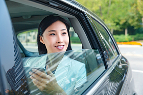 年轻女人坐在汽车里向外看