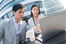 商务人士在露天餐厅里讨论工作