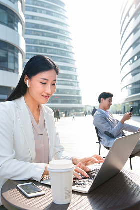商务女士在室外工作