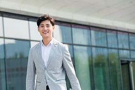 上班路上的商务男士图片