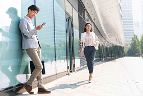 站在户外的商务男士看手机图片