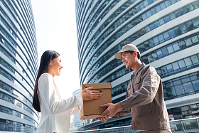 快递员给年轻女人送快递照片