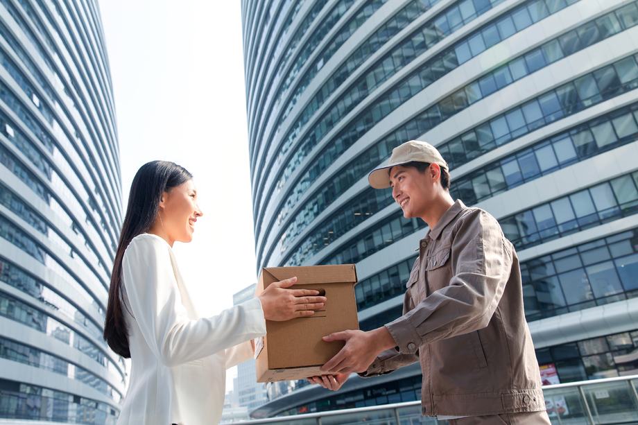 快递员给年轻女人送快递照片 快递员给年轻女人送快递照片