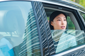 年轻女人坐在汽车里向外看
