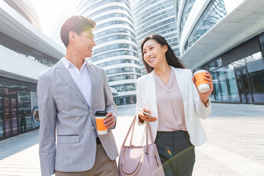 边走路边聊天的商务人士图片 边走路边聊天的商务人士图片