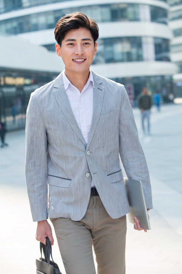 上班路上的商务男士 上班路上的商务男士