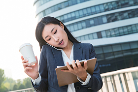 商务女性打电话图片
