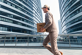 拿着包裹奔跑的快递员