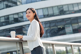 拿着平板电站在户外的商务女士